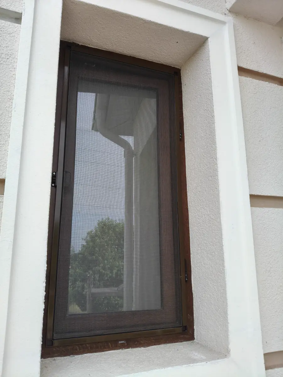 Geam termopan lemn — plasă cu cadru maro asortat