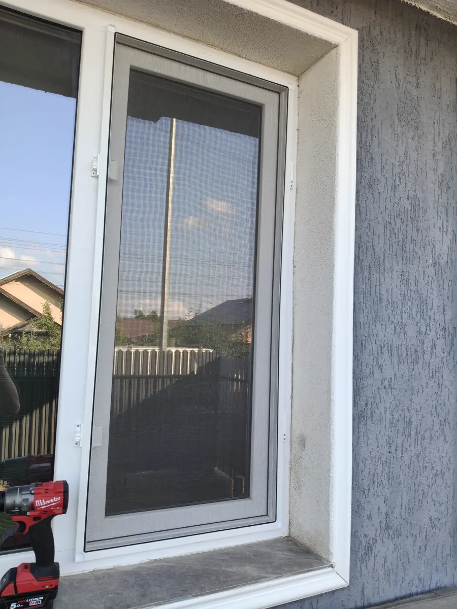 Ușă balcon — plasă pe cadru alb, montaj recent