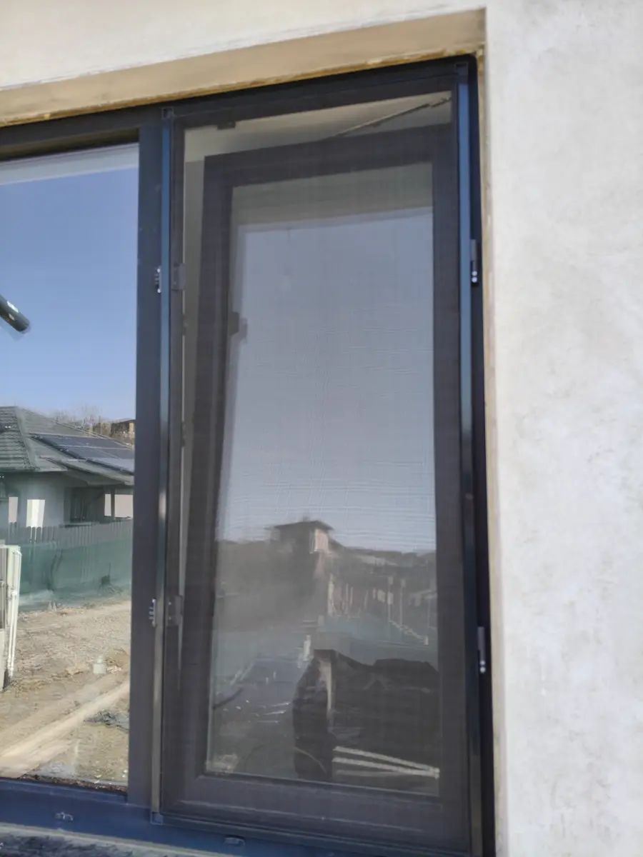 Ușă balcon antracit — plasă cu balamale, finisaj curat