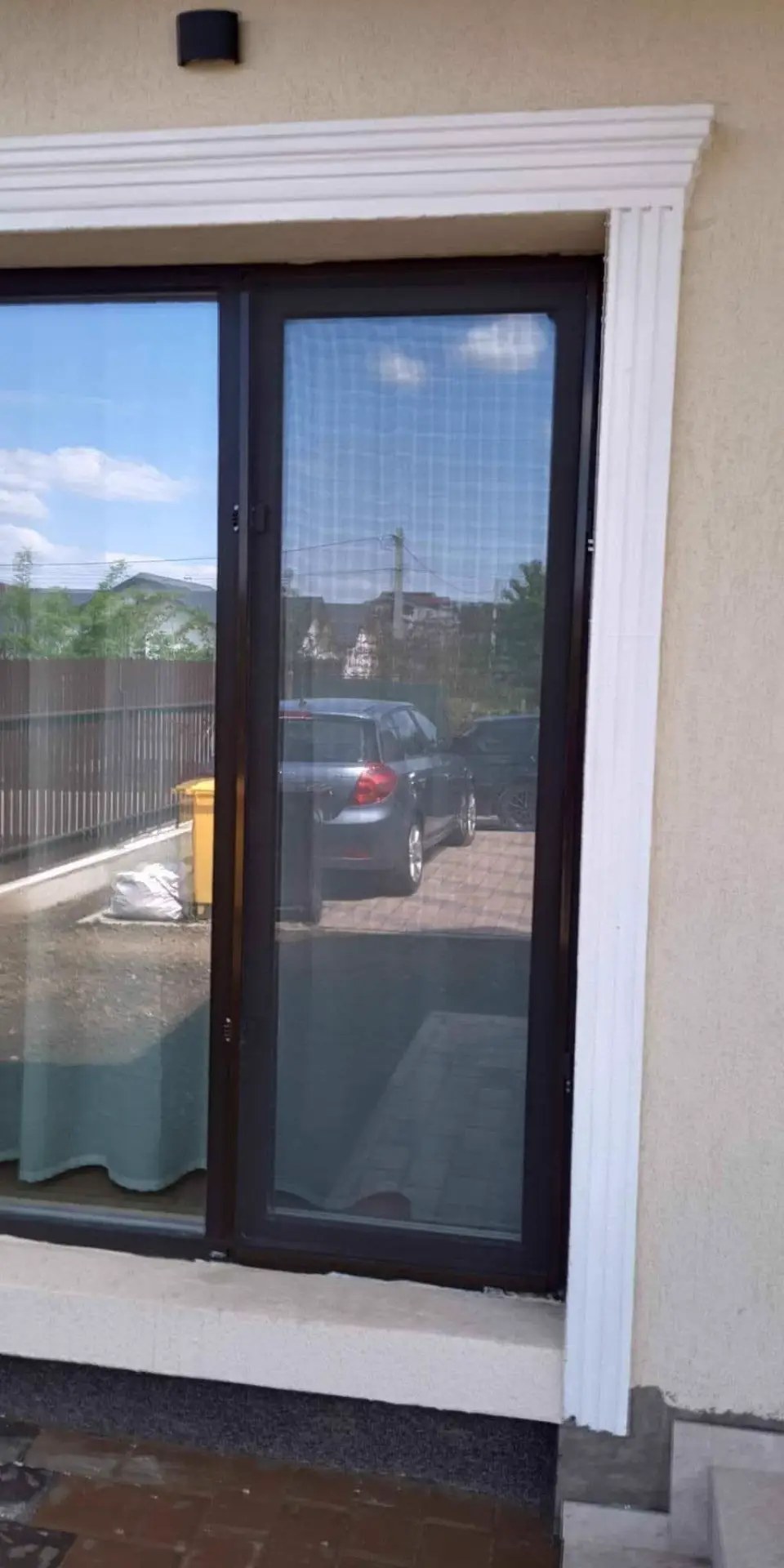 Ușă balcon glisantă — plasă pe cadru maro